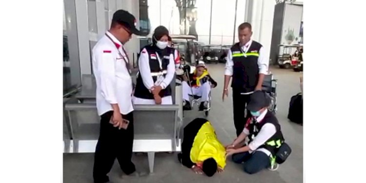 Jemaah haji asal Kabupaten Fak-Fak, Abdurrahman Rumadaul, sujud syukur setiba di Madinah meski tangannya terpasang infus/Ist