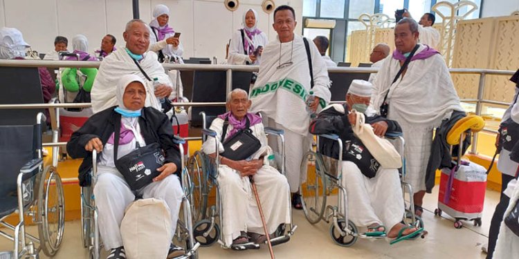 Suwarji (kiri) mendampingi orangtua dan kakaknya yang harus menggunakan kursi roda untuk menjalankan ibadah haji tahun ini/Dok Kemenag