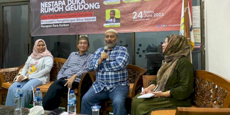 Munawar (tengah) saat menjadi pembicara pada diskusi publik 'Kilas Balik Peristiwa Rumoh Gudong', kegiatan yang digagas oleh Forum Komunikasi Generasi Muda Pidie (Fokusgampi). Foto: Helena Sari/RMOLAceh.