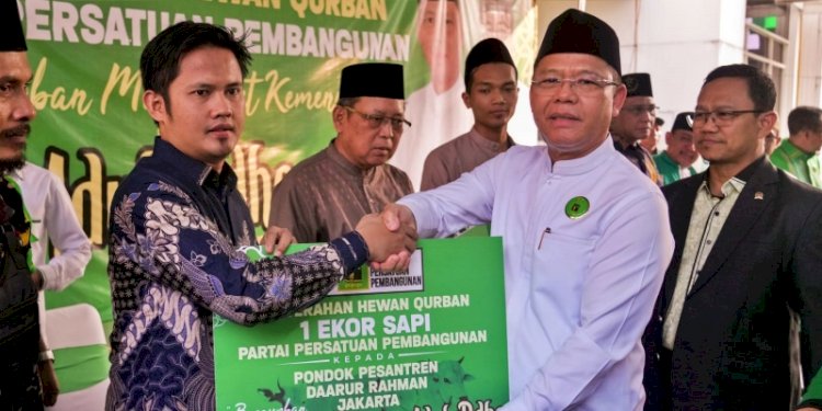 Pelaksana Tugas (Plt) Ketua Umum PPP Muhamad Mardiono secara simbolis menyerahkan hewan kurban/Ist