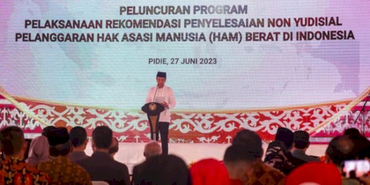 Presiden Joko Widodo saat meluncurkan Program Pelaksanaan Rekomendasi Penyelesaian Non Yudisial Pelanggaran Hak Asasi Manusia (HAM) Berat di Indonesia, di Rumoh Geudong, Pidie/Ist