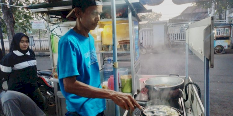 Bacaleg PAN Karawang, Aa Roni 'Bocung' Suryadi saat melayani pelanggan di kawasan Komplek Stadion Singaperbangsa Karawang/RMOLJabar