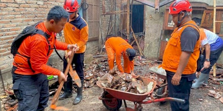 Petugas membersihkan bangunan yang terdampak gempa Bantul/Ist