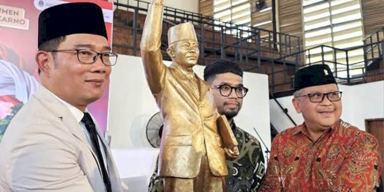 Gubernur Jawa Barat Ridwan Kamil bersama Sekretaris Jenderal PDIP Hasto Kristiyanto saat menghadiri groundbreaking pembangunan patung Soekarno di kompleks GOR Saparua Bandung, Rabu (28/6)/Ist