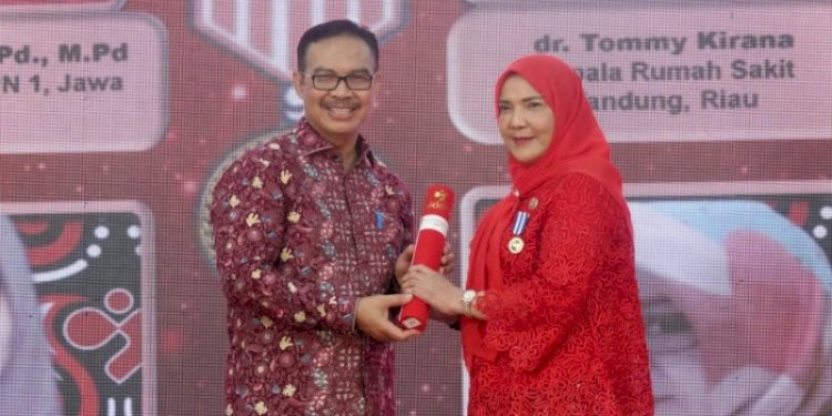 Walikota Bandar Lampung, Eva Dwiana menerima penghargaan Manggala Karya Kencana/Ist