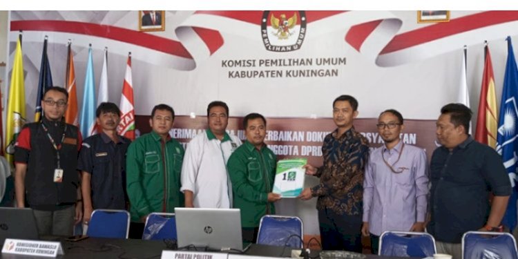 Komisioner KPU Kuningan, Maman Sulaeman saat menerima berkas dokumen perbaikan Bacaleg/RMOLJabar