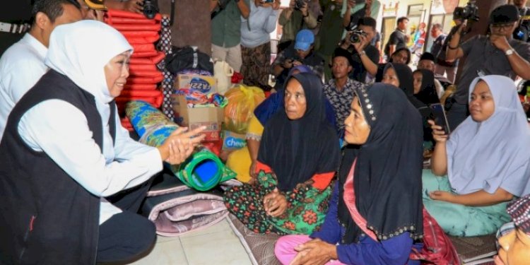 Gubernur Jatim Khofifah saat meninjau pengungsian terdampak banjir lahar di Lumajang/Ist