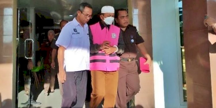 Kades Mundurejo, ES, usai penetapan tersangka, dibawa ke Lapas Kelas II A Jember/RMOLJatim