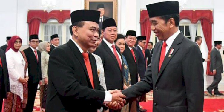 Presiden Jokowi menyalami Budi Arie Setiadi usai dilantik sebagai Menkominfo/Ist