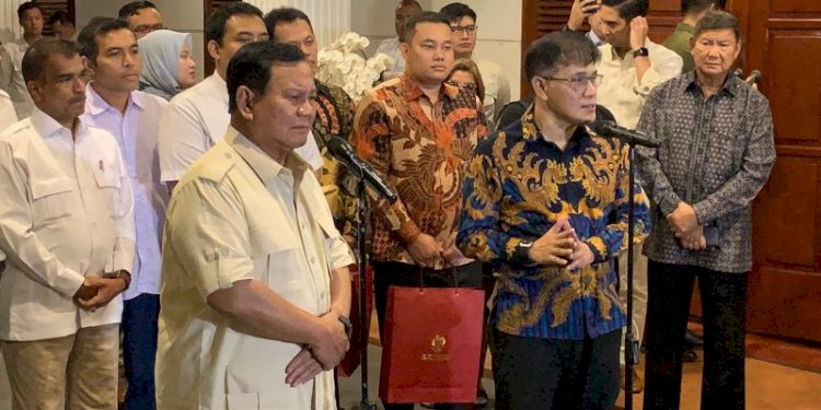 Politikus PDI Perjuangan Budiman Sudjatmiko dan Ketua Umum Partai Gerindra Prabowo Subianto usai menggelar pertemuan di Rumah Kertanegara 4, Kebayoran Baru, Jakarta Selatan, Selasa malam (18/7)/R