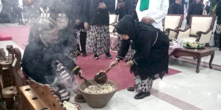 Proses penjamasan pusaka di Kabupaten Batang, Jawa Tengah/RMOLJateng