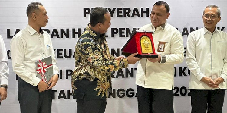 Ketua KPK RI Firli Bahuri menerima Laporan Keuangan Kementerian dan Lembaga (LKKL) 2022 dari BPK dengan predikat WTP/Ist