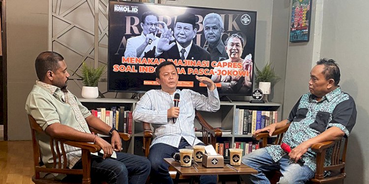 Aktivis Kolaborasi Jakarta, Andi Sinulingga (tengah), dalam Republik Ayam Jago bertajuk “Menakar Imajinasi Capres soal Indonesia Pasca-Jokowi” yang digagas Kantor Berita Politik RMOL, di Kopi Timur, Duren Sawit, Jakarta Timur, Selasa sore (25/7)/RMOL