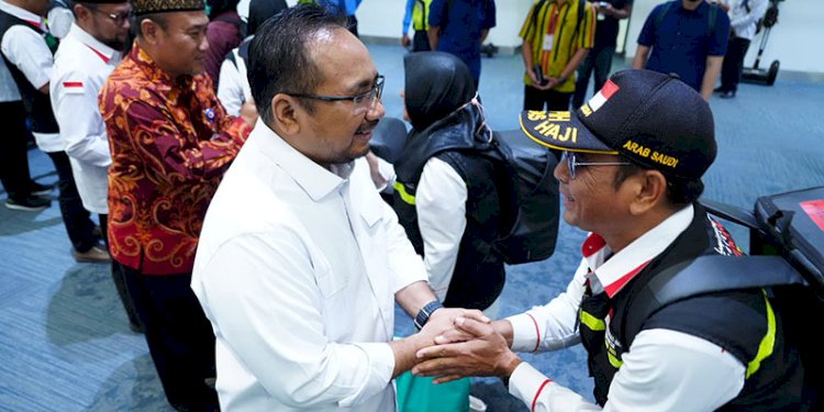 Menag Yaqut Cholil Qoumas menyambut kepulangan para petugas haji/Ist