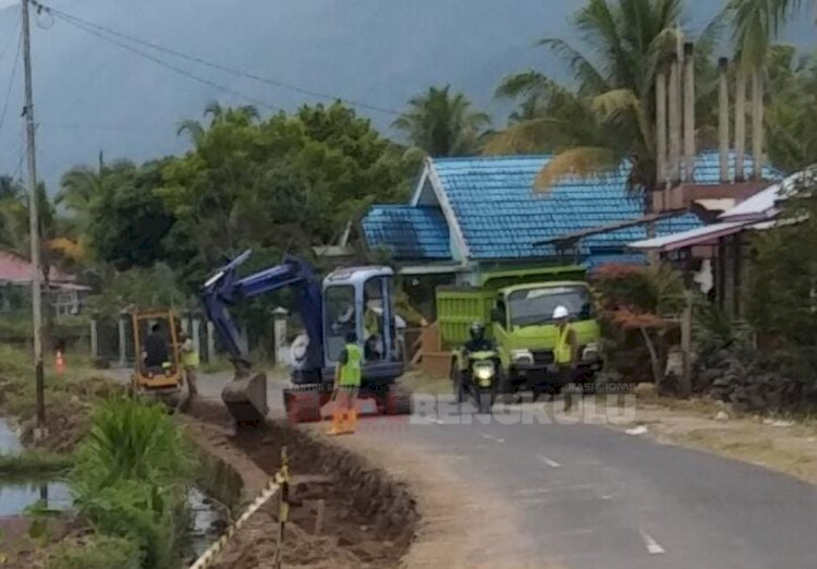 Tampak para pekerja mulai menggali bahu jalan segmen Lemeupit-Talang Bunut/RMOLBengkulu