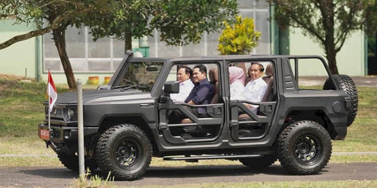 Presiden Joko Widodo didampingi Menhan Prabowo Subianto dan Menteri BUMN Erick Thohir saat mengunjungi PT Pindad, di Malang, Jawa Timur/Ist