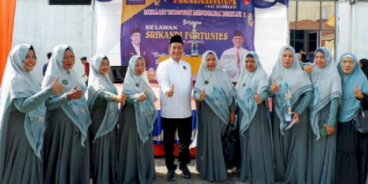 Sekretaris Nasdem Sumut, H Syarwani, saat berfoto bersama dalam kegiatan Gebyar 10 Muharram 1445 Hijriah di lapangan bola kaki Jalan Jermal 1 Medan Denai, Sabtu (29/7)/Ist