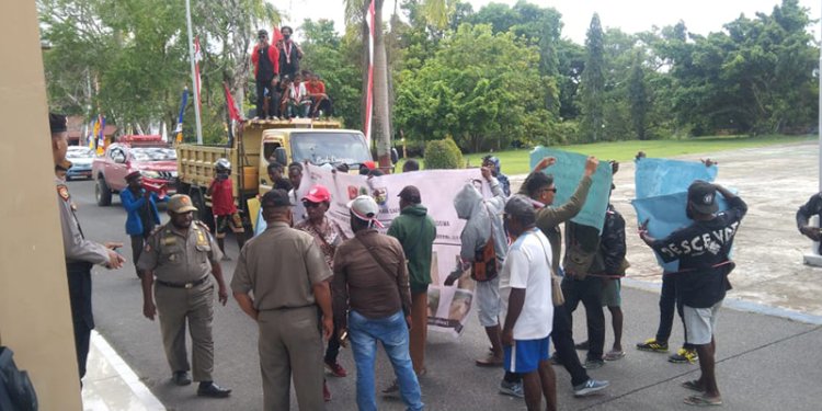 Warga menggelar aksi unjuk rasa di kantor Pemkab Sorong protes lantaran jalan tak kunjung diperbaiki/Ist
