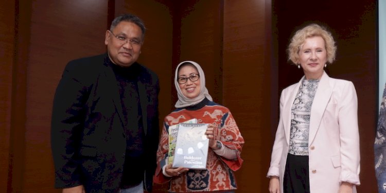 Ketua Umum JMSI Teguh Santosa, Ketua Dewan Pers Ninik Rahayu, dan Dubes Rusia Lyudmila Vorobieva dalam peluncuran dua buku karya Teguh Santosa di Jaya Suprana School of Performing Arts, Jakarta, Minggu (30/7)./RMOL