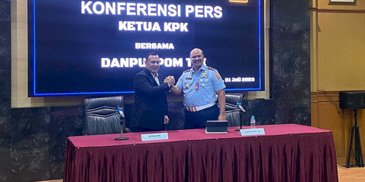Ketua KPK RI Firli Bahuri saat datang ke Mabes TNI menyampaikan keterangan pers bersama Danpuspom TNI Marsma Agung Handoko terkait penanganan kasus suap dan gratifikasi Kepala Basarnas Marsdya Henri Alfiandi/RMOL