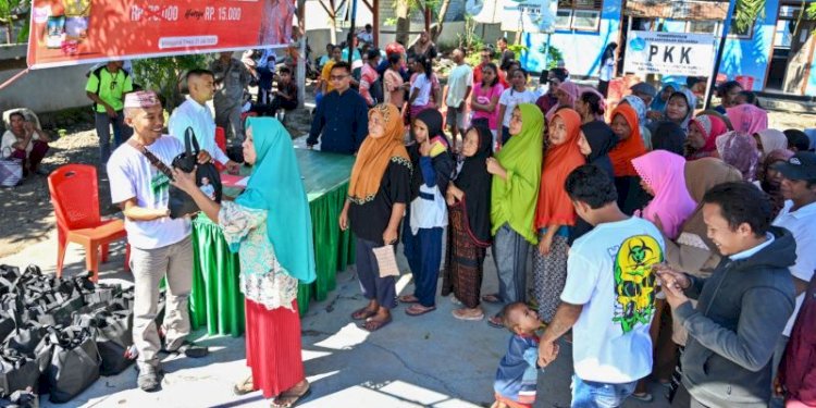 Bazar sembako murah yang digelar Sahabat Sandi Uno Kabupaten Manggarai Timur di Kantor Camat Borong, Manggarai Timur, Nusa Tenggara Timur/Ist