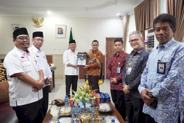 Sekretaris Daerah Provinsi Bengkulu Hamka Sabri saat menerima Kepala BPKP Perwakilan Provinsi Bengkulu di Ruang Kerja Sekda Bengkulu, Rabu (02/08)/MC