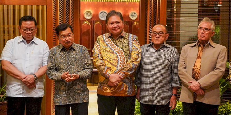  Pertemuan Airlangga Hartarto dengan para mantan ketum Golkar, Jumat malam (4/8)/Ist