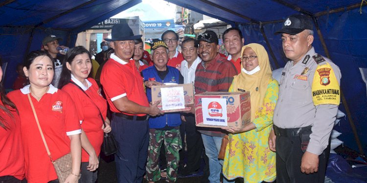 Ketum GPS, Irjen (Purn) Hamidin (topi hitam) saat memberikan bantuan kepada masyarakat/Ist