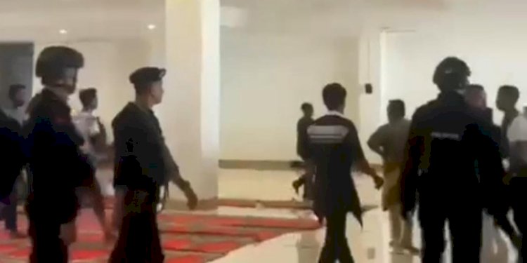 Aparat kepolisian memasuki masjid dengan memakai sepatu saat menangkap warga Nagari Air Bangis/Repro