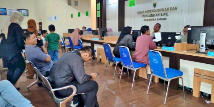 Antrean cetak KTP di Kabupaten Batang, Jawa Tengah/Net