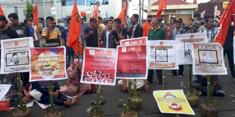 Puluhan warga menggelar unjuk rasa di depan pintu keluar Polres Lubuklinggau/Ist
