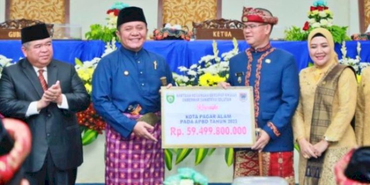 Gubernur Sumsel memberikan Bangub kepada Walikota Pagaralam Alpian Maskoni/ist