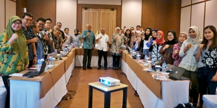 Tenaga Ahli Profesional (Taprof) Lemhannas RI, AM Putut Prabantoro (Kemeja putih), saat memberikan pembekalan kepada pegawai muda Bappenas di Hotel Santika Gunung Kidul, Yogyakarta/Ist