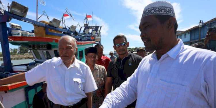 Wali Nanggroe Aceh, Malik Mahmud Al-Haythar, saat meninjau langsung kapal nelayan di TPI Kuala Idi, Aceh Timur/Ist