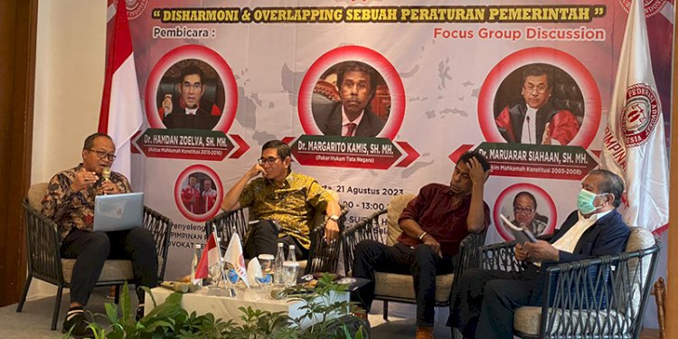Hamdan Zoelva (kedua dari kiri) saat menjadi narasumber FGD bertajuk "Disharmoni & Overlaping Sebuah Peraturan Pemerintah" di Jakarta, Senin (21/8)/Ist