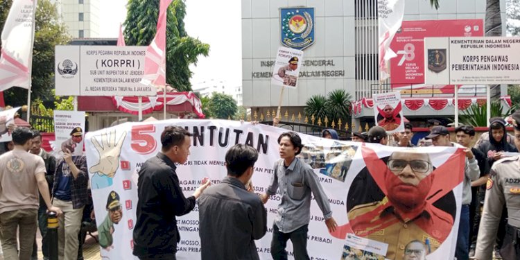 Aksi APMS di depan Kemendagri menuntut agar Yan Piet Mosso tak diperpanjang sebagai Pj Bupati Sorong/Ist