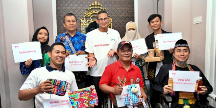 Menteri Pariwisata dan EKonomi Kreatif Sandiaga Salahuddin Uno bersama pelaku usaha kalangan disabilitas/Ist