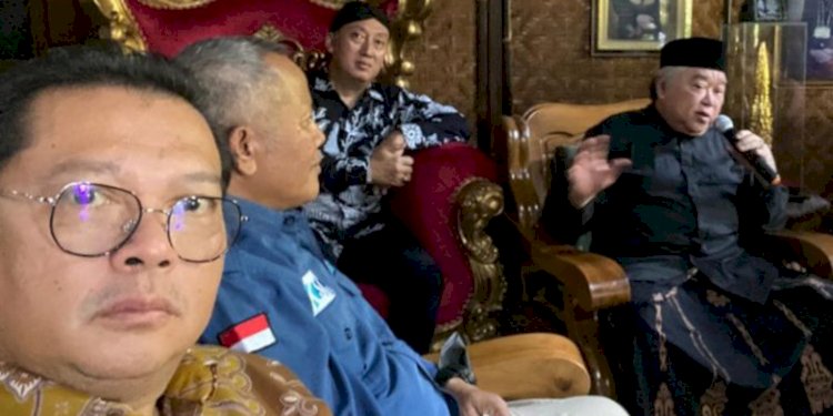Sesepuh Kadilangu tengah berbincang dengan peserta Catur Sasangka yang melakukan silaturahmi di Ndalem Sasana Royo/Ist