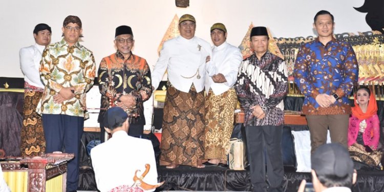Anies Baswedan bersama Presiden PKS Ahmad Syaikhu, Anggota Majelsi Syuro PKS Hidayat Nur Wahid dan Ketua Umum Partai Demokrat Agus Harimurti Yudhoyono (AHY) beserta dua dalang maestro Indonesia Ki Anom Suroto dan Ki Bayu Aji/Ist