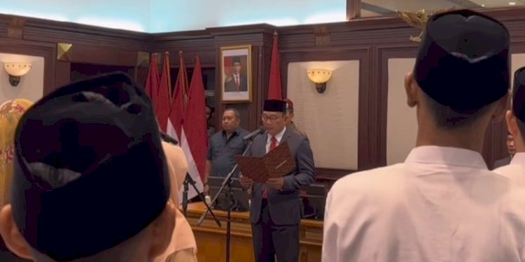 Gubernur Jabar Ridwan Kamil saat memimpin ikrar janji setia pimpinan NII terhadap NKRI/Ist