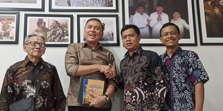  Wakil Ketua Dewan Pembina Partai Gerindra, Mochamad Iriawan alias Iwan Bule bersama Pengurus PW Persis Jabar/Ist
