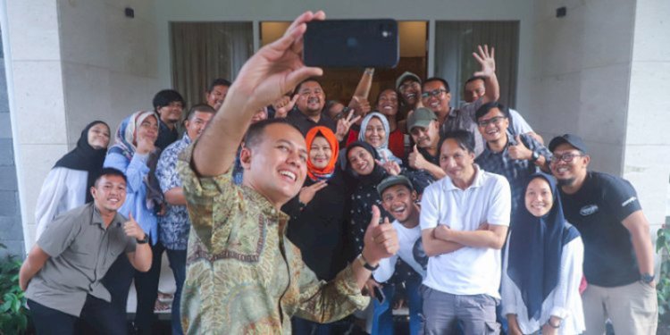Wagub Sumut, Musa Rajekshah, berswafoto dengan kalangan jurnalis di Medan/Ist