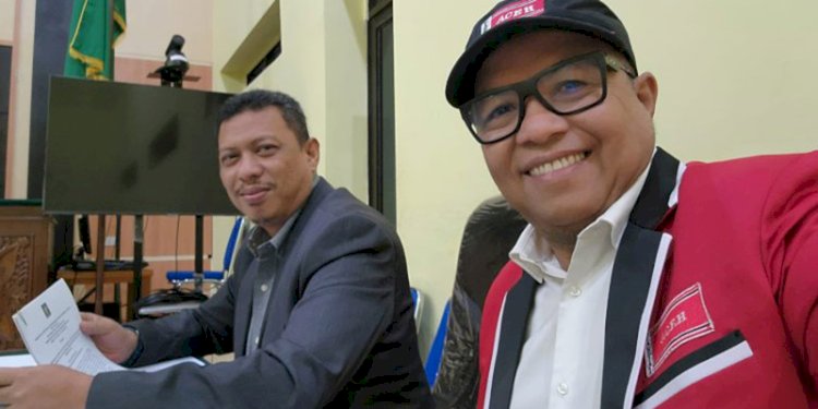 Wakil Ketua DPP Partai Aceh, Nurlis Effendi (kanan) dan kuasa hukum Partai Aceh Fadjri (kiri) di ruang sidang Pengadilan Negeri Simpang Tiga Redelong, Bener Meriah/Dok pribadi