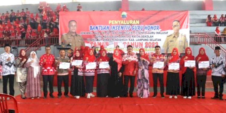 Penyerahan insentif Guru Honor di Lampung Selatan/Ist