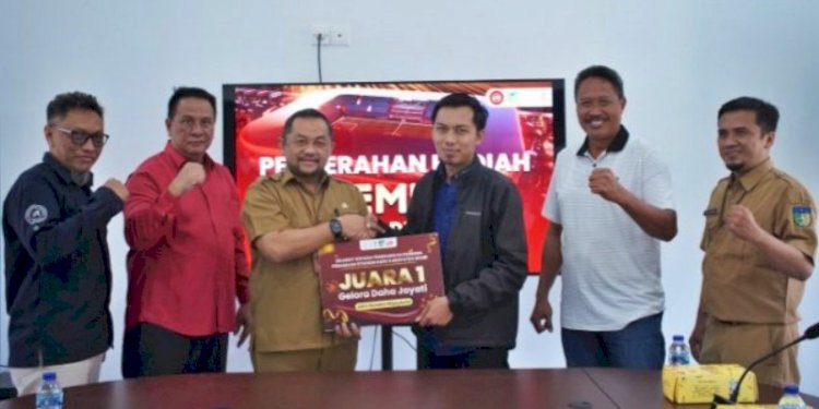 Penyerahan hadiah pada pemenang sayembara nama stadion di Kabupaten Kediri, Jawa Timur/RMOLJatim