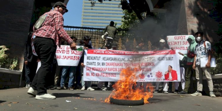 Forum Komunikasi Mahasiswa Sumatera Utara menggelar aksi unjuk rasa di depan Kejaksaan Agung, Jakarta Selatan, Rabu (13/9)/Ist
