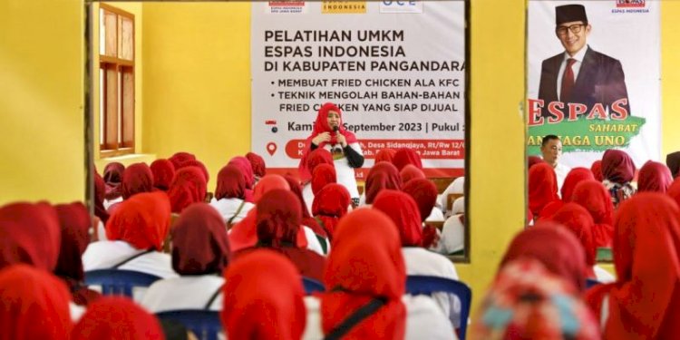 Emak-emak Smart Pejuang Andalan Sejati (Espas) Sahabat Sandiaga Uno menggelar pelatihan membuat produk olahan ayam bagi ibu rumah tangga/Ist