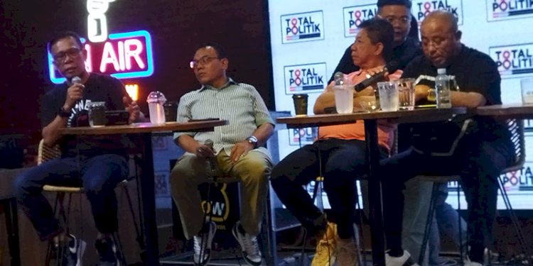 Politikus PDI Perjuangan, Masinton Pasaribu (kiri) saat menjadi narasumber diskusi di bilangan Jakarta Selatan, Sabtu (16/9)/RMOL