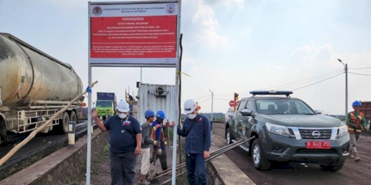 Balai Gakkum KLHK Sumatera Selatan menyegel PT RMK karena melakukan pelanggaran yang menyebabkan warga Selat Punai Palembang terkena debu batu bara/Ist