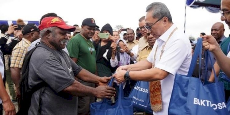  Menteri Perdagangan RI Zulkifli Hasan serahkan bantuan di Mimika, Selasa (19/9)/Ist